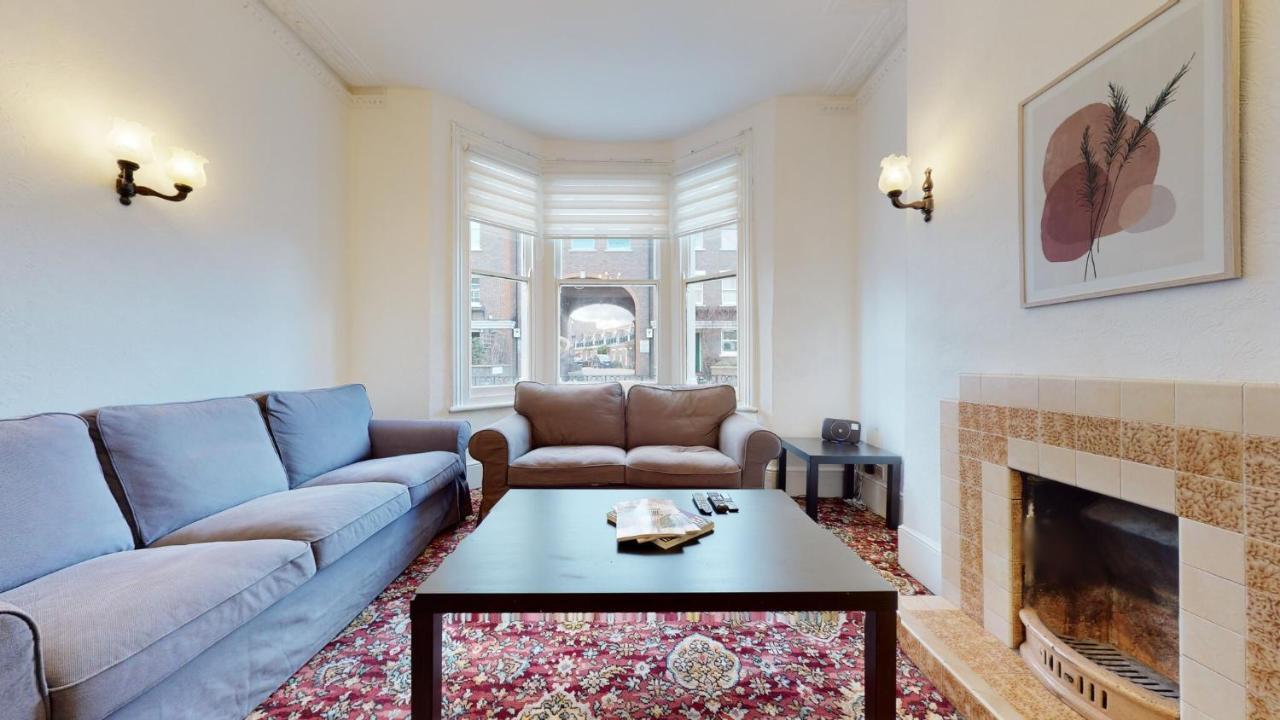 Cheerful 4 Bedroom Victorian House With Back Courtyard London Exterior foto