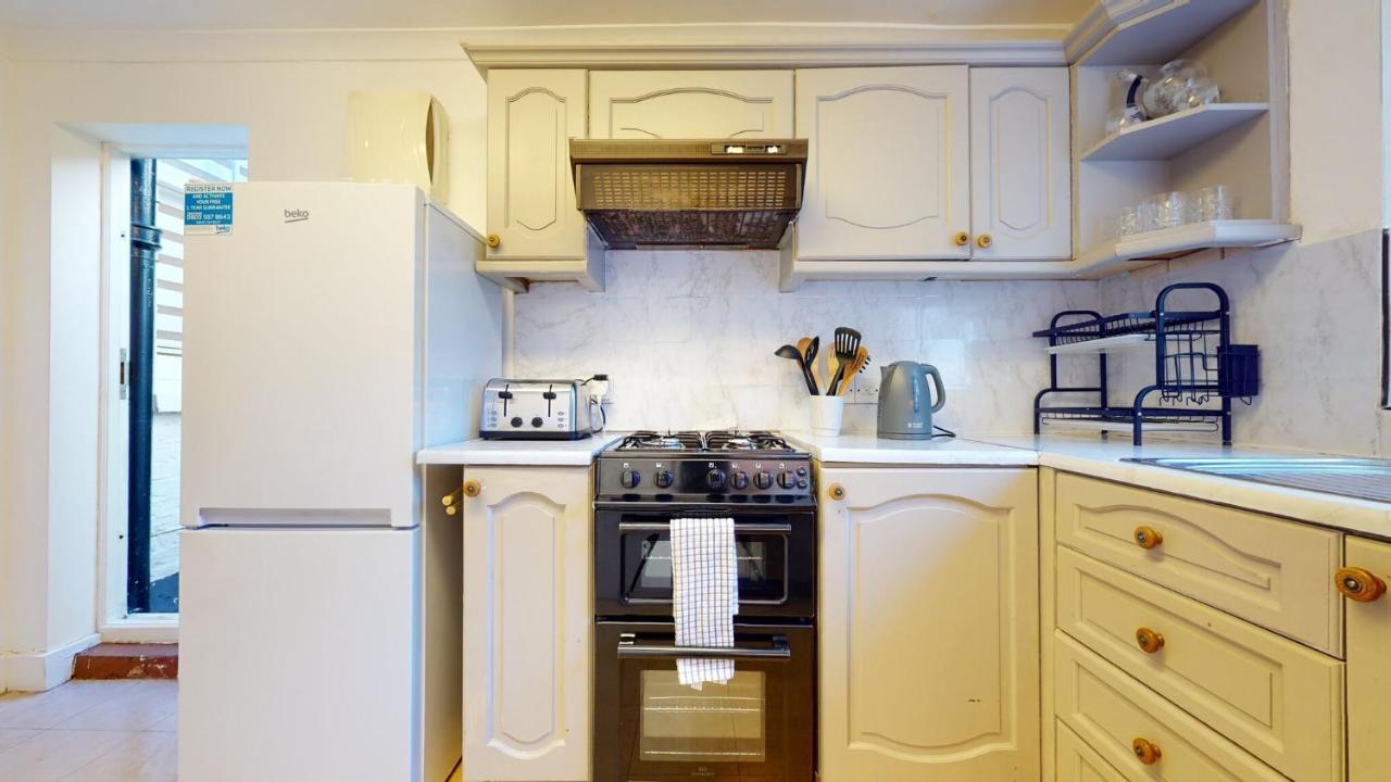 Cheerful 4 Bedroom Victorian House With Back Courtyard London Exterior foto