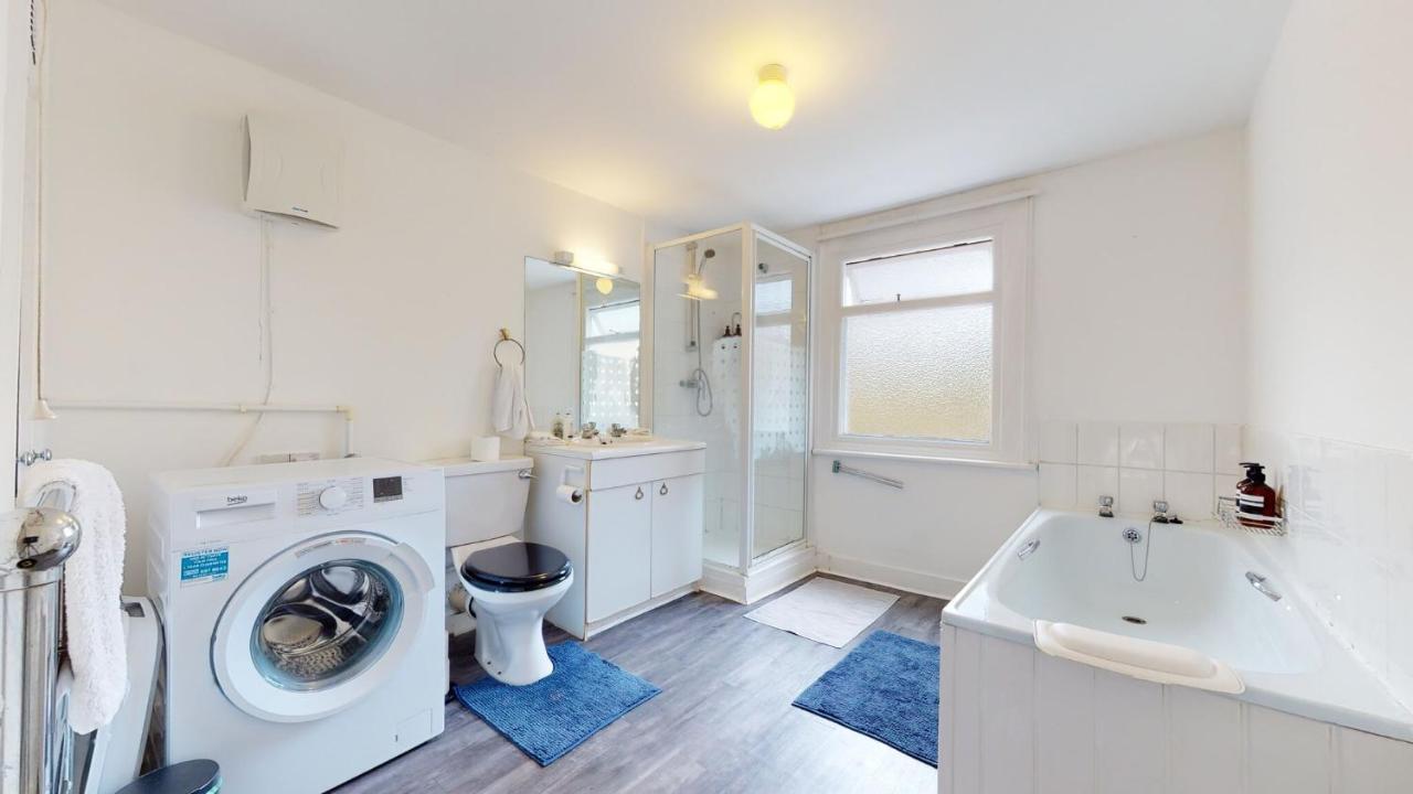 Cheerful 4 Bedroom Victorian House With Back Courtyard London Exterior foto